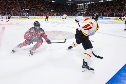 Luleås David Lilja och Brynäs Greg Scott