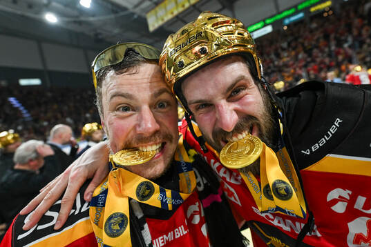 Luleås Erik Gustafsson och Mathias Bromé jublar