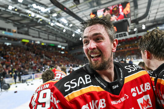 Luleås Eetu Koivistoinen jublar