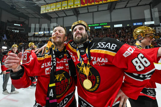 Luleås Erik Gustafsson och Mathias Bromé  jublar