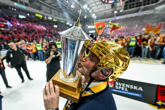 Luleås tränare Thomas Berglund jublar
