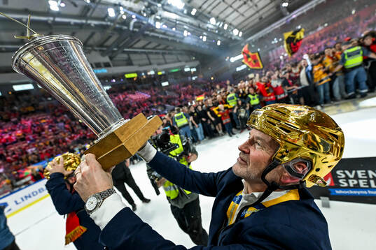 Luleås tränare Thomas Berglund  jublar