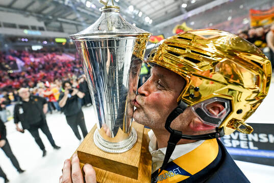 Luleås tränare Thomas Berglund  jublar