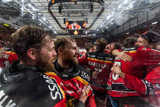 Luleås Linus Omark och David Granberg  jublar