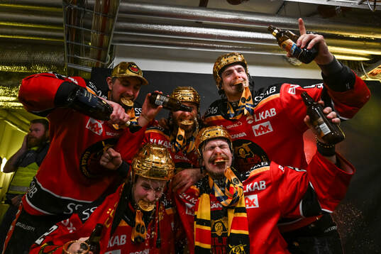 Luleås Oskari Laaksonen och Marcus Hardegård  jublar