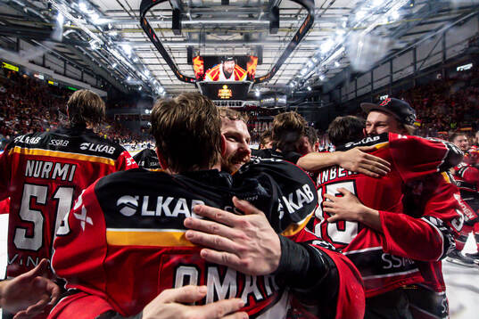 Luleås Einar Emanuelsson jublar med Linus Omark
