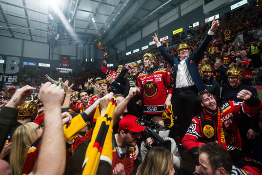 Luleås tränare Thomas Berglund jublar