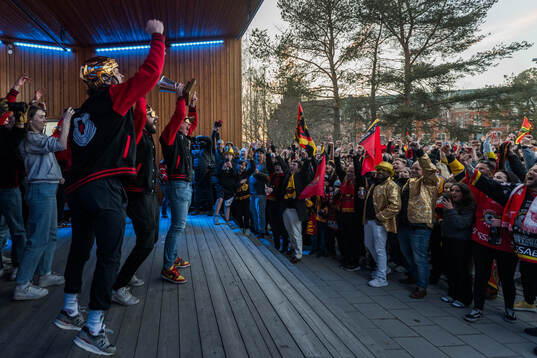 Luleås spelare jublar med supportrar