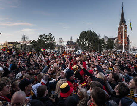 Luleås Frederic Allard jublar med supportrar