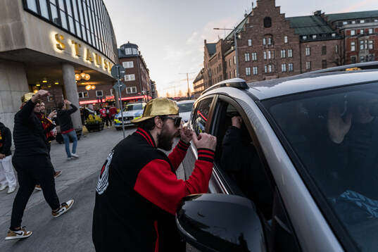 Luleås Frederic Allard jublar med supportrar