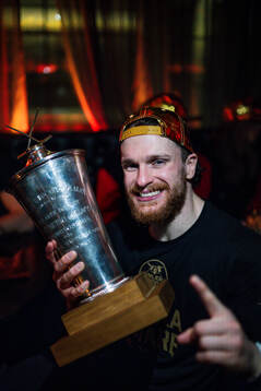 Luleås Brendan Shinnimin poserar med Le Mat pokalen på