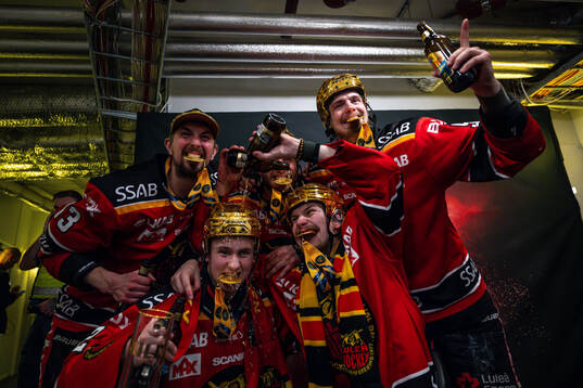 Luleås Oskari Laaksonen och Marcus Hardegård jublar med