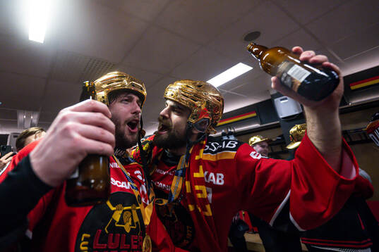 Luleås Einar Emanuelsson och Frederic Allard jublar