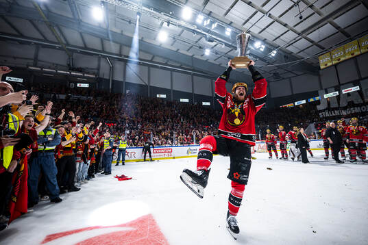 Luleås Brendan Shinnimin jublar med Le Mat pokalen