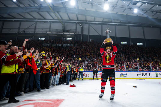 Luleås Brian O'neil jublar med Le Mat pokalen
