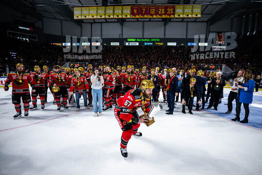 Luleås Linus Omark jublar med Le Mat pokalen