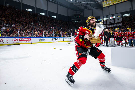 Luleås Mathias Bromé jublar med Le Mat pokalen