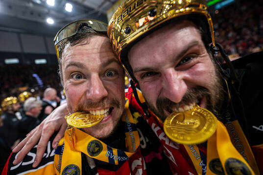 Luleås Erik Gustafsson och Mathias Bromé jublar med sina