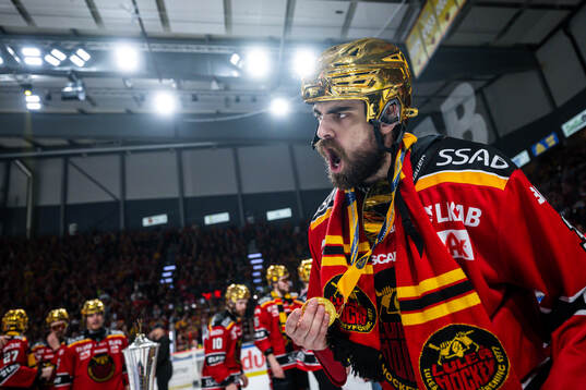 Luleås Frederic Allard jublar med sin medalj