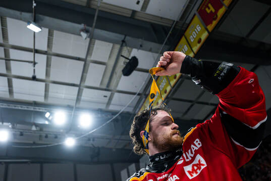 Luleås Brendan Shinnimin med sin medalj