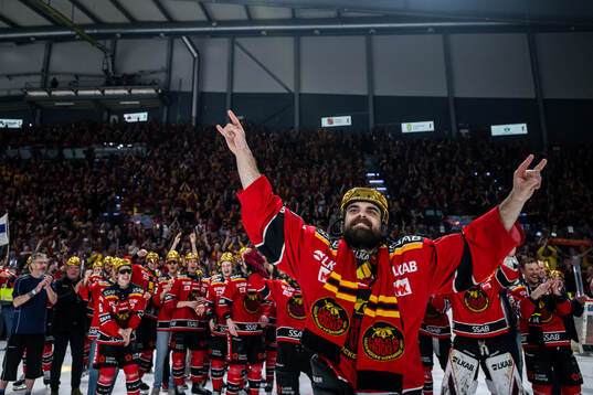 Luleås Frederic Allard jublar när han tilldelas Stefan