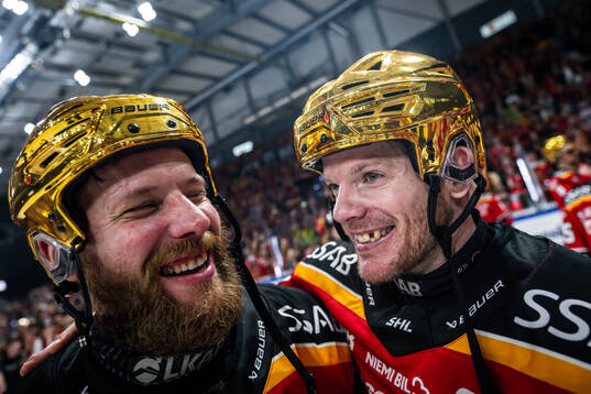 Luleås Linus Omark och Brian O'neil jublar