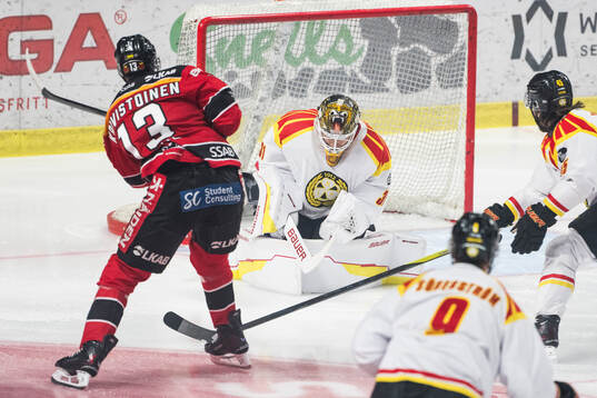 Brynäs målvakt Erik Källgren och Luleås Eetu