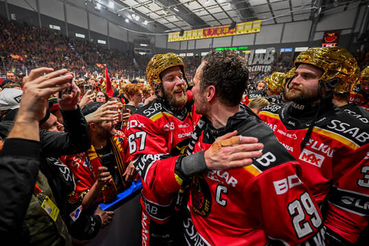 Luleås Linus Omark och Erik Gustafsson jublar