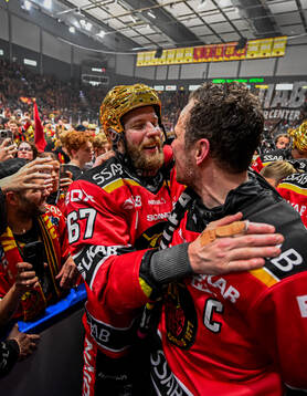 Luleås Linus Omark och Erik Gustafsson jublar