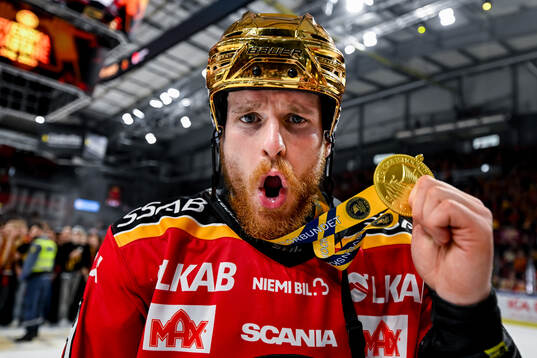 Luleås Brendan Shinnimin jublar med guldmedaljen