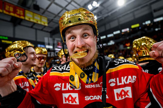 Luleås Jonas Berglund jublar med guldmedaljen