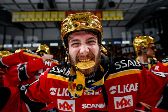 Luleås David Lilja jublar med guldmedaljen