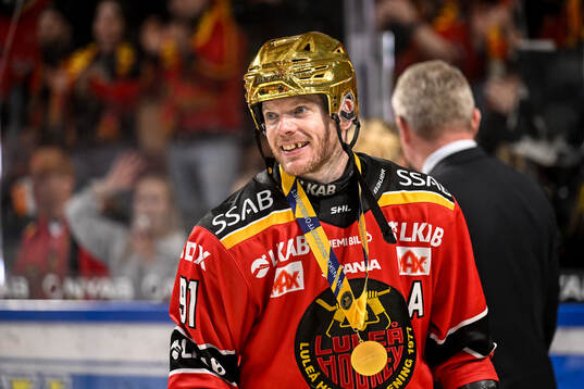 Luleås Brian O'neil jublar med guldmedaljen