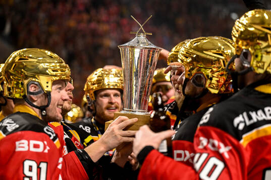 Luleås spelarejublar med pokalen