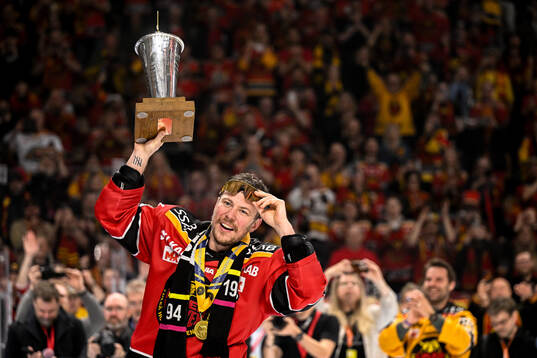 Luleås Erik Gustafsson jublar med pokalen