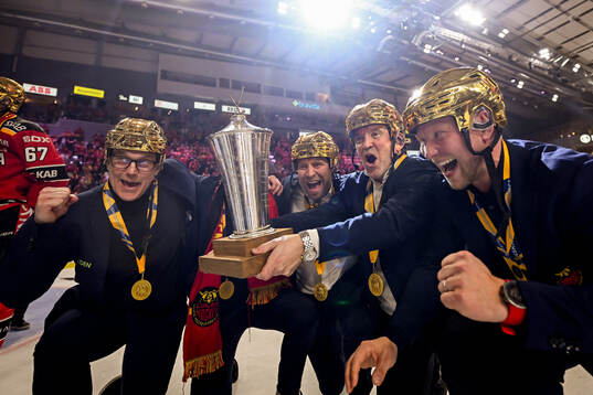 Luleås tränare Thomas Berglund jublar med pokalen