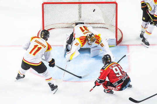 Luleås Brian O'neil gör 5-1 bakom Brynäs målvakt Erik