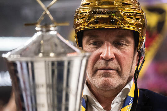 Luleås tränare Thomas Berglund med pokalen