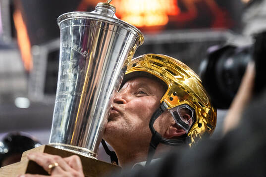Luleås tränare Thomas Berglund med pokalen