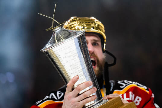 Luleås Pontus Själin jublar med pokalen