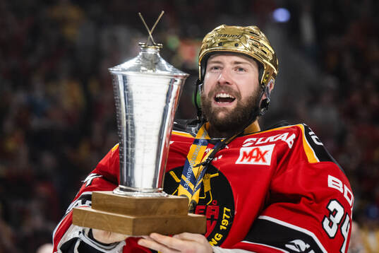 Luleås målvakt Joel Lassinantti jublar med pokalen