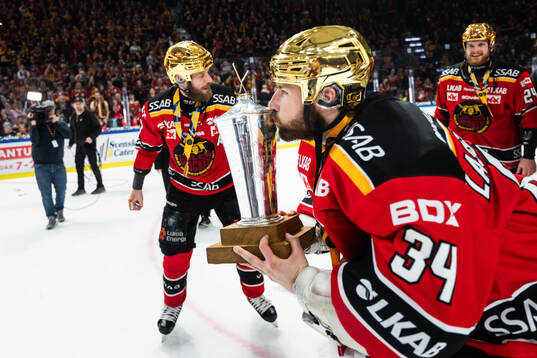 Luleås målvakt Joel Lassinantti jublar med pokalen