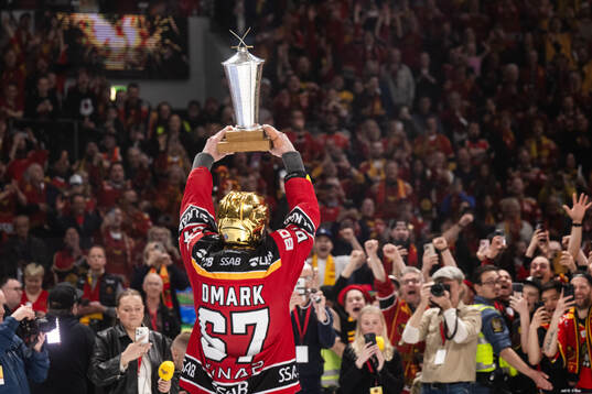 Luleås Linus Omark jublar med pokalen