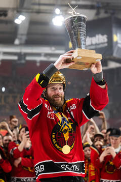 Luleås Linus Omark jublar med pokalen