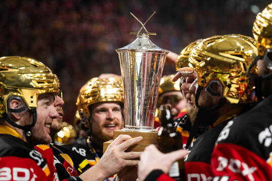 Luleås spelare jublar med pokalen