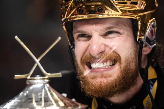 Luleås Brendan Shinnimin jublar med pokalen