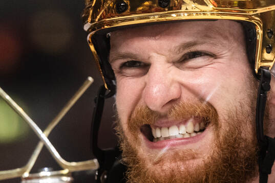 Luleås Brendan Shinnimin jublar med pokalen