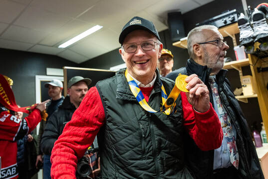 Luleås VD Stefan Enbom jublar med medalj