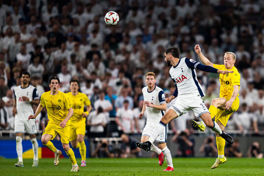 Rodrigo Bentancur of Tottenham and Sondre Auklend of