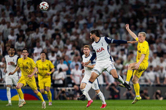 Rodrigo Bentancur of Tottenham and Sondre Auklend of